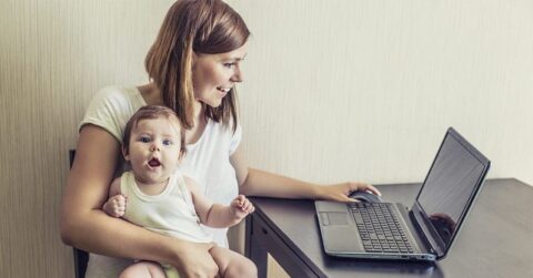 Wie man als Mutter zu Hause Geld verdient (2025 Anleitung + 13 flexible Jobs)